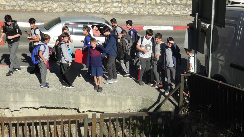 Sınıf öğretmeni vitesleri karıştırınca ciple dere kanalına uçtu