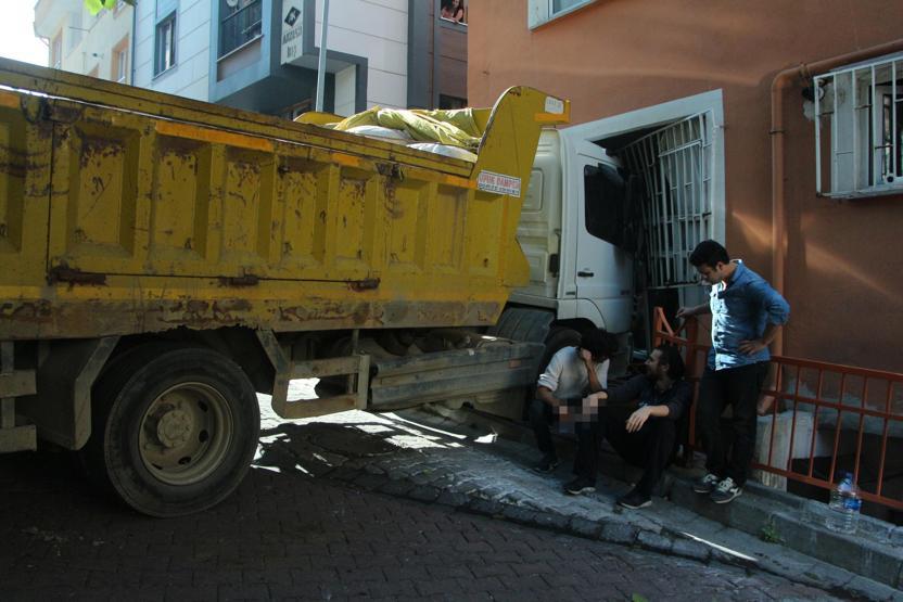 Freni tutmayan kamyon daireye girdi