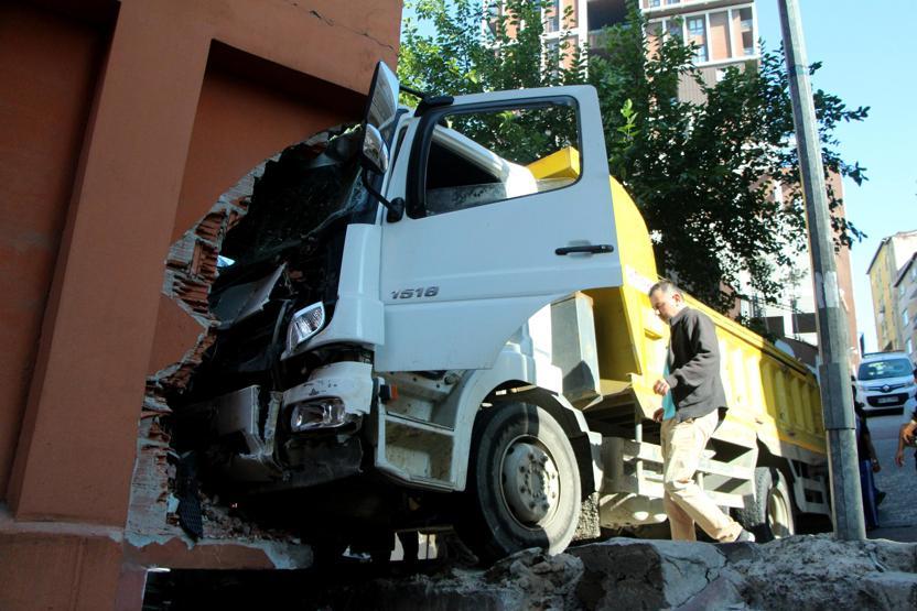 Freni tutmayan kamyon daireye girdi