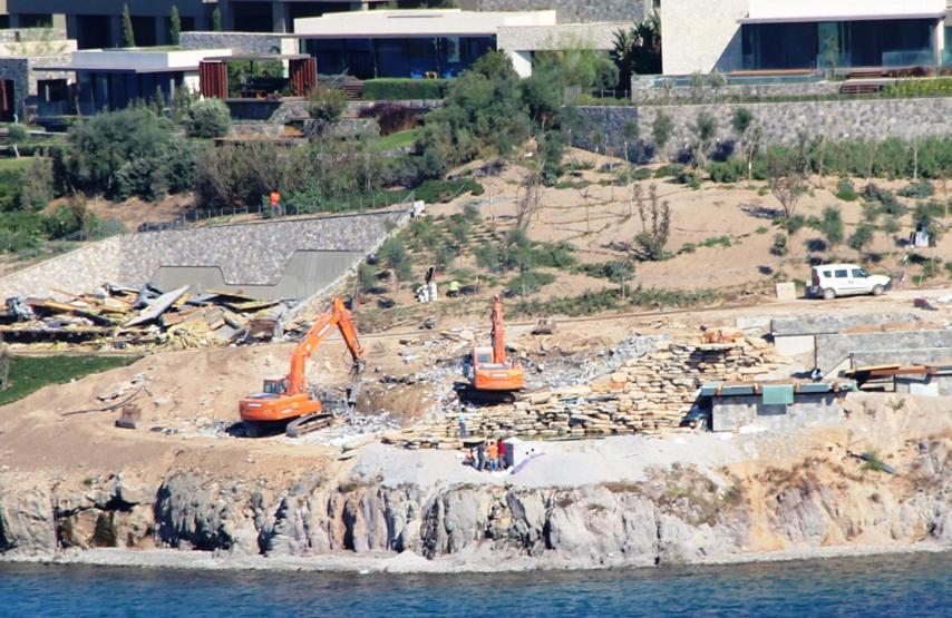 Bodrumda kaçak yapıların yıkımları devam ediyor