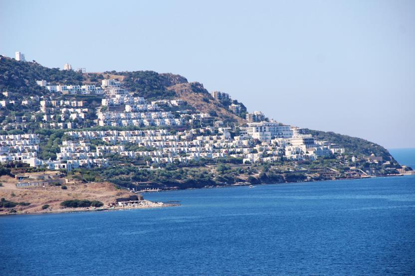 Bodrumda kaçak yapıların yıkımları devam ediyor