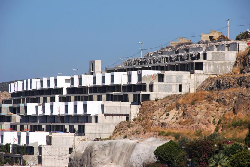 Bodrumda kaçak yapıların yıkımları devam ediyor