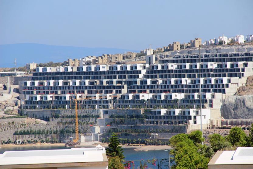 Bodrumda kaçak yapıların yıkımları devam ediyor