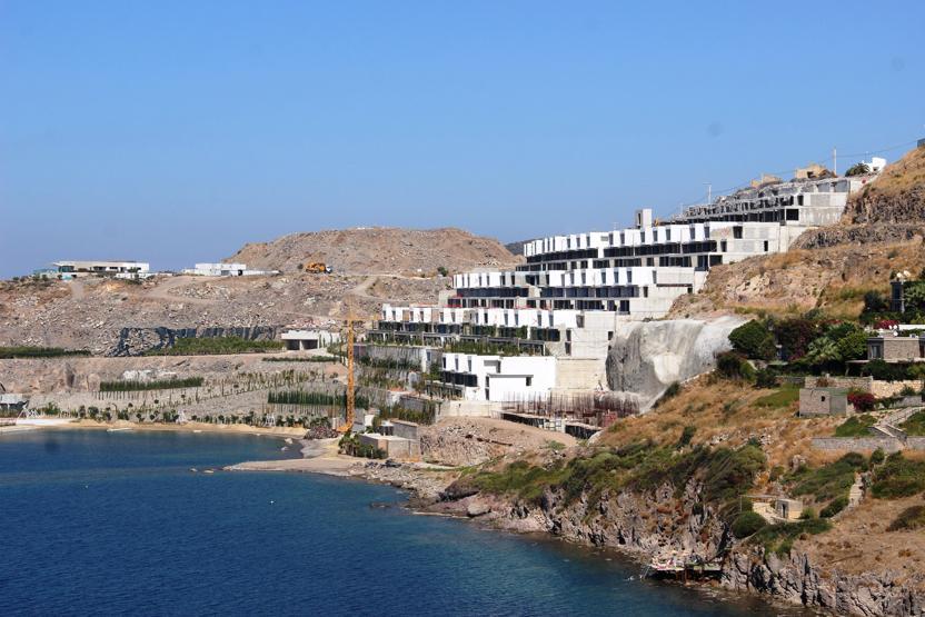 Bodrumda kaçak yapıların yıkımları devam ediyor