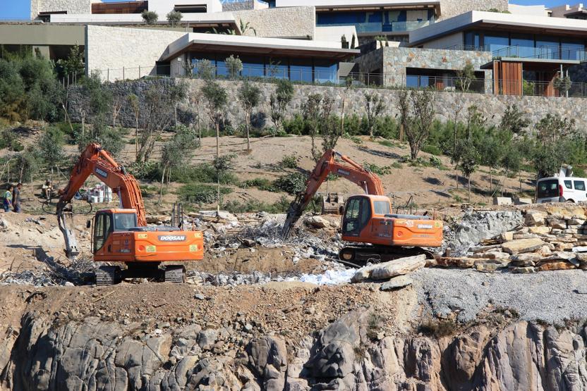 Bodrumda kaçak yapıların yıkımları devam ediyor