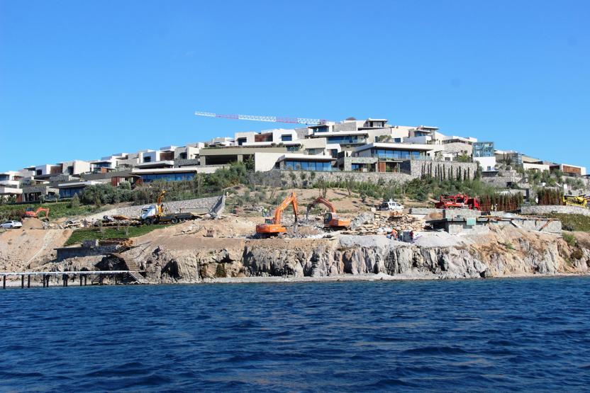 Bodrumda kaçak yapıların yıkımları devam ediyor