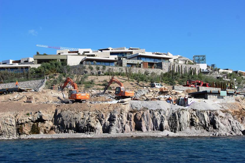 Bodrumda kaçak yapıların yıkımları devam ediyor