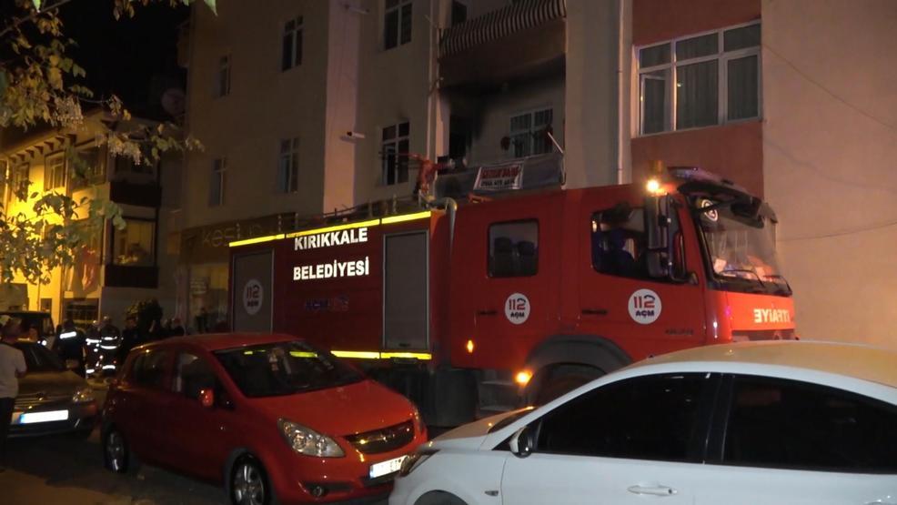 Evi yanan yaşlı çifti komşuları kurtardı