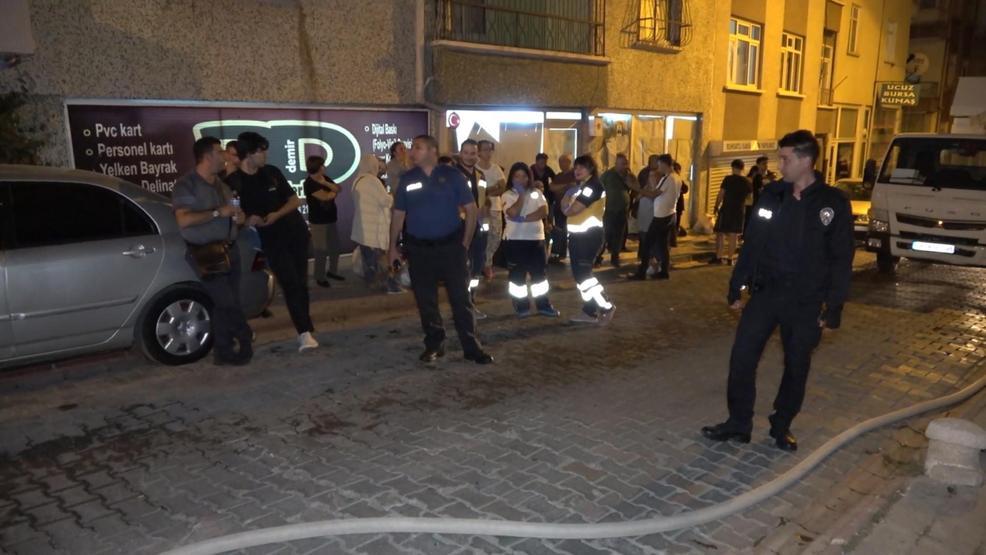 Evi yanan yaşlı çifti komşuları kurtardı