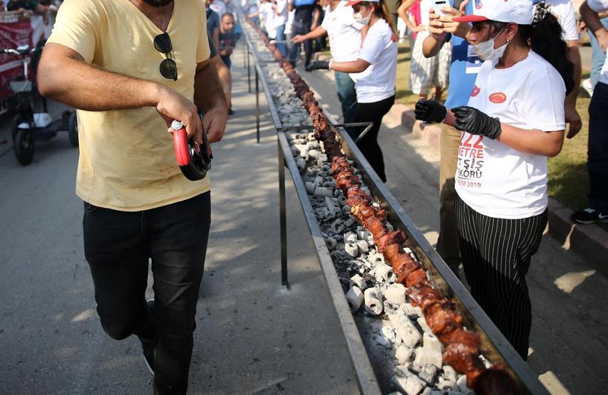 Adanada tek şişte et pişirme rekoru kırıldı