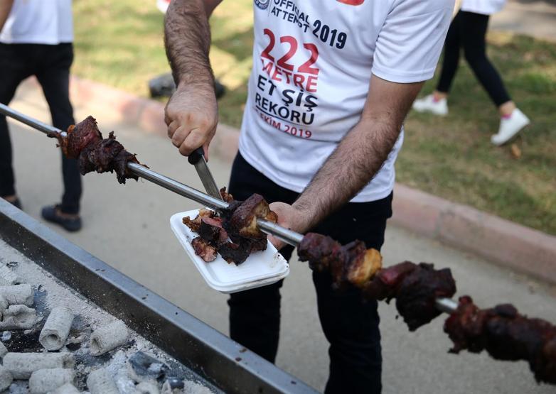 Adanada tek şişte et pişirme rekoru kırıldı