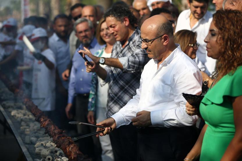 Adanada tek şişte et pişirme rekoru kırıldı