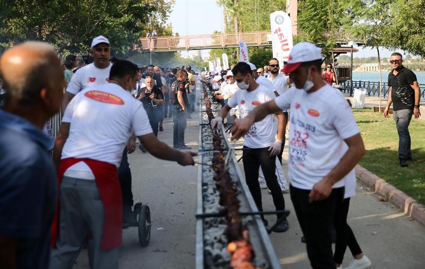 Adanada tek şişte et pişirme rekoru kırıldı