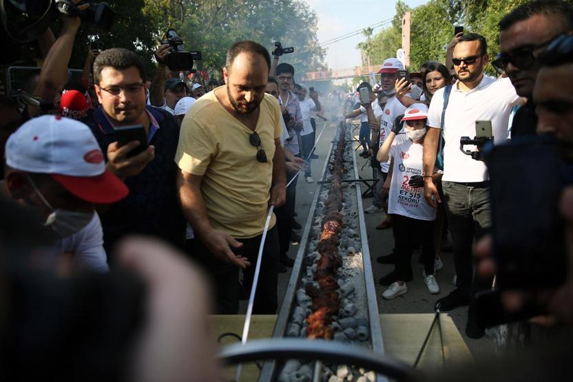 Adanada tek şişte et pişirme rekoru kırıldı
