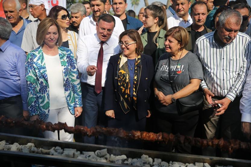 Adanada tek şişte et pişirme rekoru kırıldı