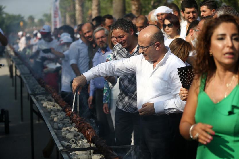 Adanada tek şişte et pişirme rekoru kırıldı