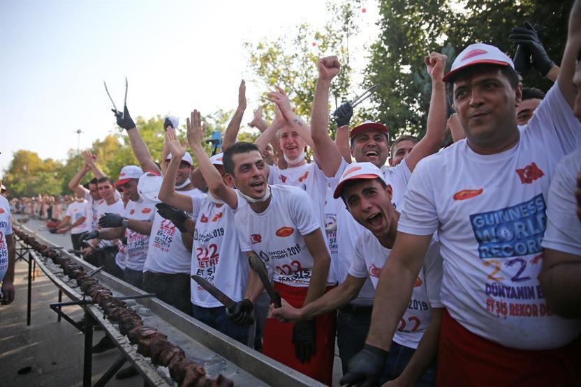 Adanada tek şişte et pişirme rekoru kırıldı