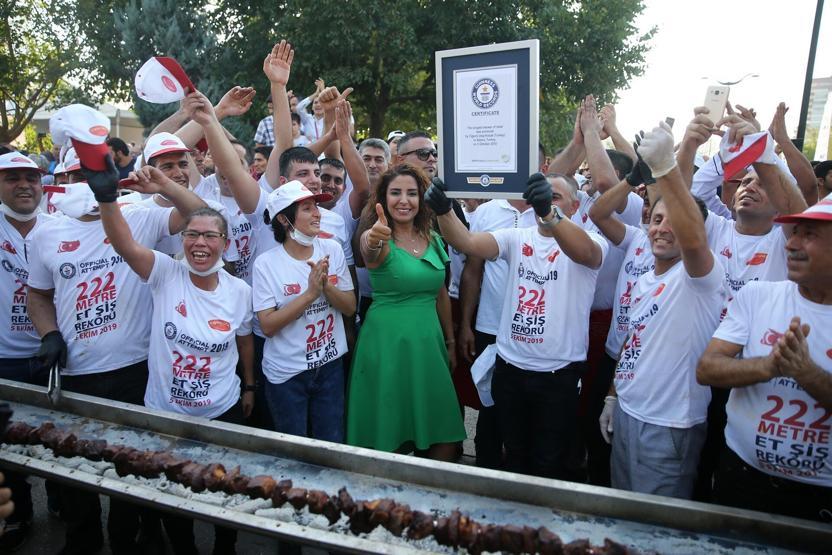 Adanada tek şişte et pişirme rekoru kırıldı