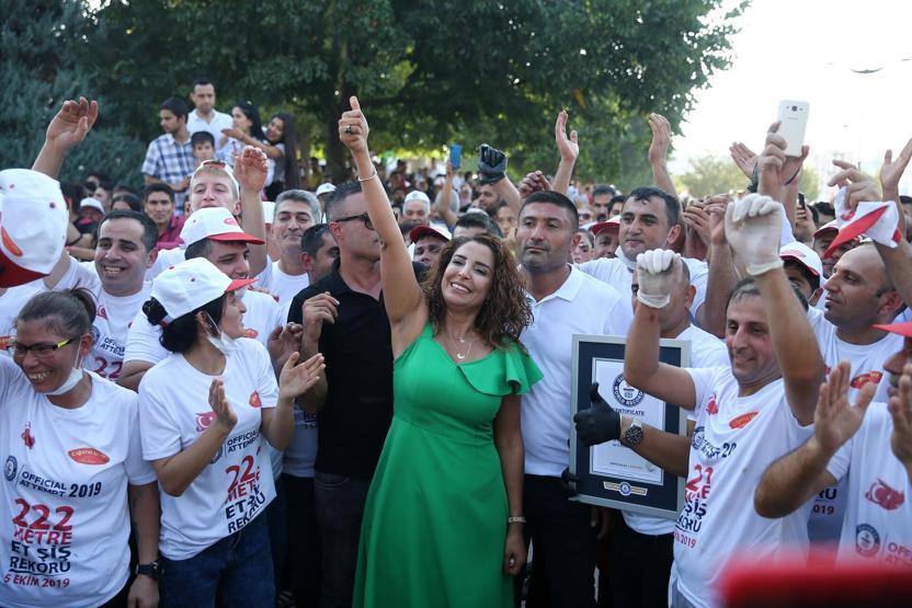 Adanada tek şişte et pişirme rekoru kırıldı