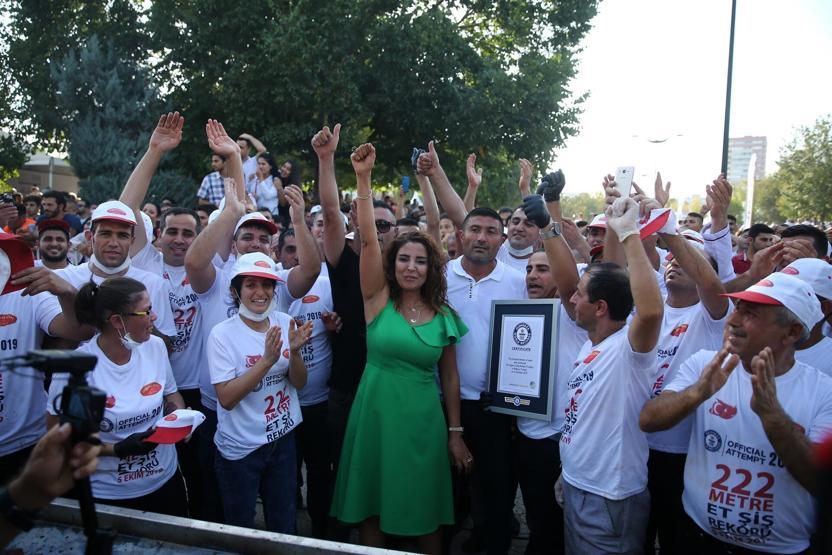 Adanada tek şişte et pişirme rekoru kırıldı