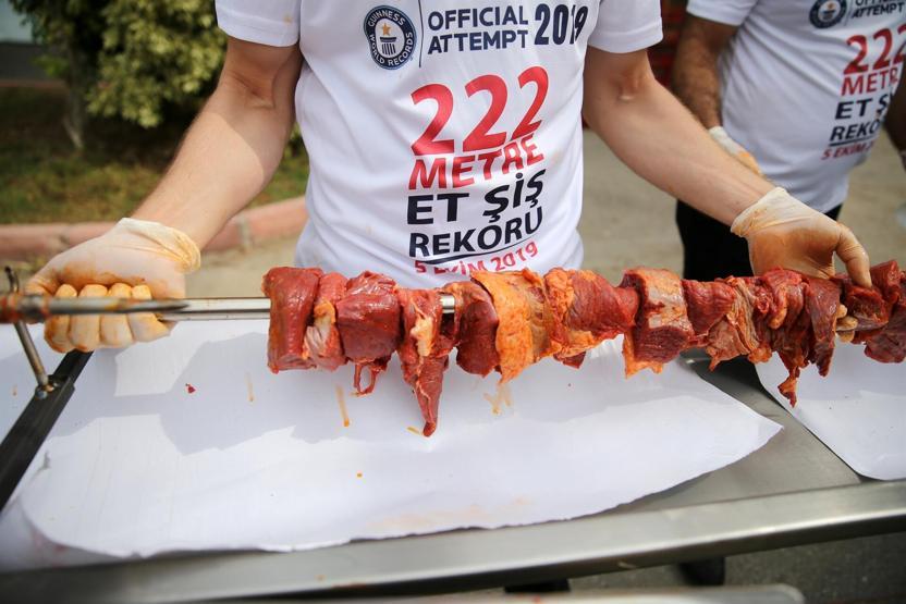 Adanada tek şişte et pişirme rekoru kırıldı