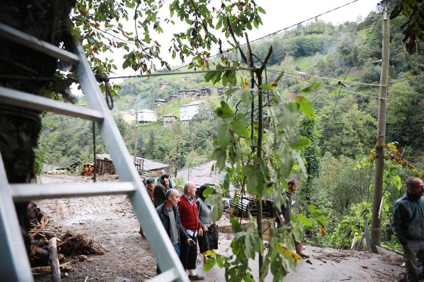 Rizede sel ve heyelan yolları kapattı