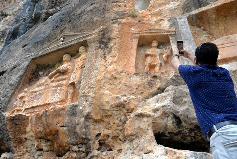 Defineciler, Adamkayaları talan ediyor