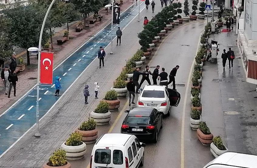 Yol verme kavgasında, çocuklarının yanında tekme tokat dövüldü