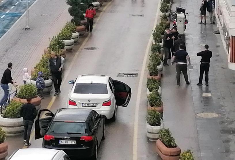 Yol verme kavgasında, çocuklarının yanında tekme tokat dövüldü
