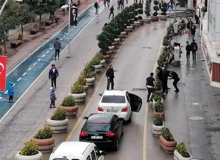 Yol verme kavgasında, çocuklarının yanında tekme tokat dövüldü