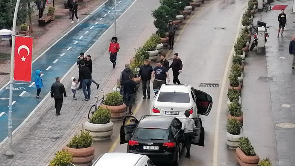 Yol verme kavgasında, çocuklarının yanında tekme tokat dövüldü