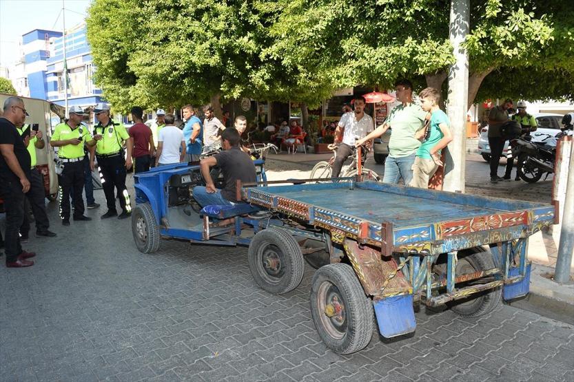Polisi şaşırtan at arabası trafikten men edildi