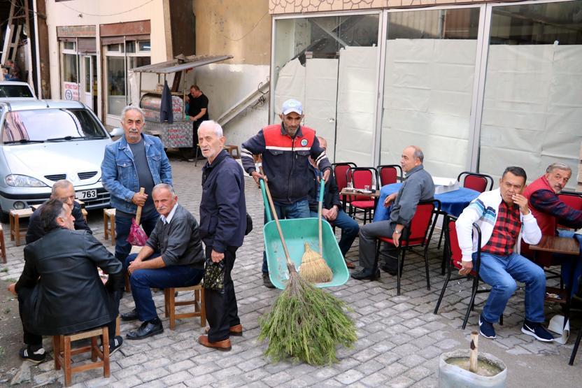 Sokakları temizleyerek iki çocuğa burs veriyor