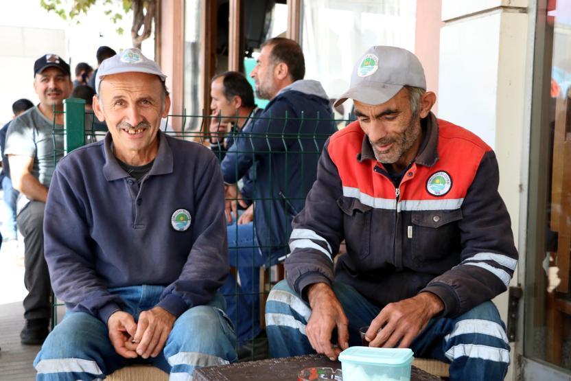 Sokakları temizleyerek iki çocuğa burs veriyor