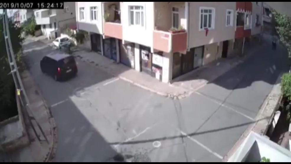 Yolda uyuyan köpeği ezdi, hiçbir şey olmamış gibi yoluna devam etti