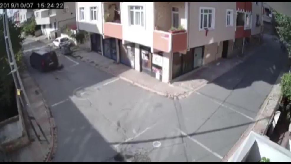 Yolda uyuyan köpeği ezdi, hiçbir şey olmamış gibi yoluna devam etti