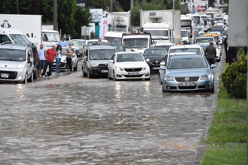 Bodrumda cadde ve sokakları su bastı
