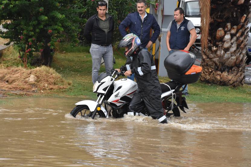 Bodrumda cadde ve sokakları su bastı