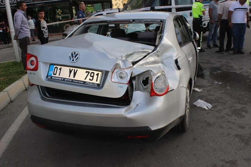 Otomobille çarpışan kamyonet pastane bahçesine girdi