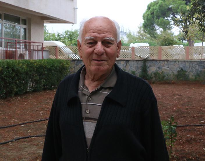 3 asırlık ağaç balkonun ortasından geçiyor