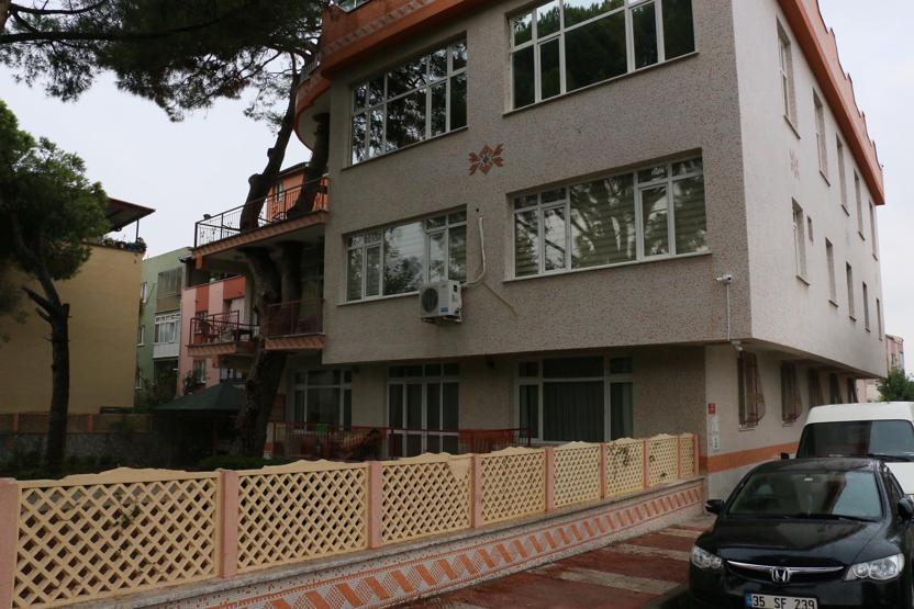 3 asırlık ağaç balkonun ortasından geçiyor
