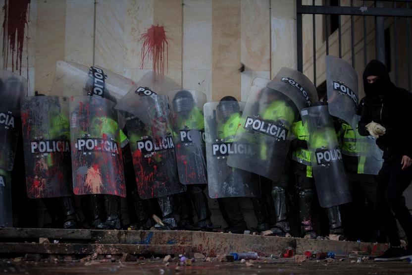 Kolombiyada protestolar büyüyor: Öğrencilerle polisler arasında arbede