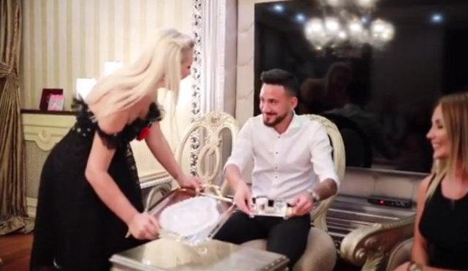 Selin Ciğerci ve Gökhan Çıra nişanlandı