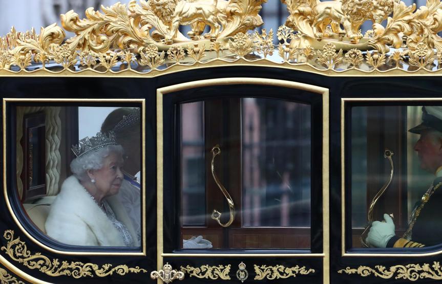 Kraliçe Elizabeth İngiliz Parlamentosunun açılış töreninde konuştu