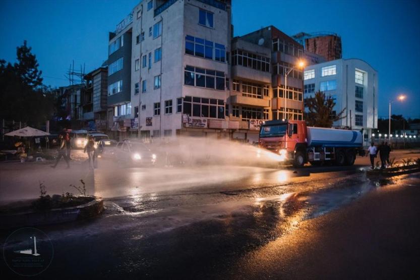 Başbakan tankerle ağaçları suladı