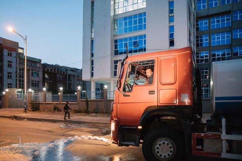 Başbakan tankerle ağaçları suladı
