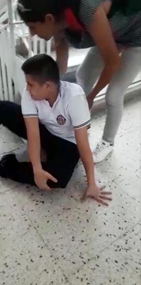 14 yaşındaki Ali, sürünerek sınıfına ulaşabiliyor