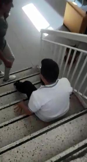14 yaşındaki Ali, sürünerek sınıfına ulaşabiliyor