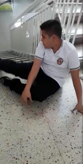 14 yaşındaki Ali, sürünerek sınıfına ulaşabiliyor