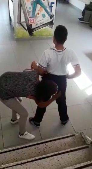 14 yaşındaki Ali, sürünerek sınıfına ulaşabiliyor